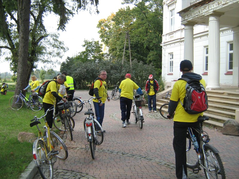 Na rowerach poznawali historię