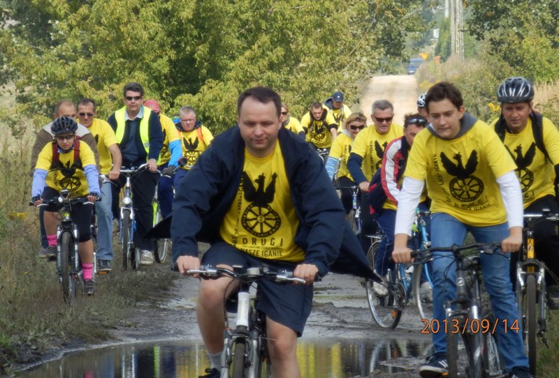 Na rowerach poznawali historię
