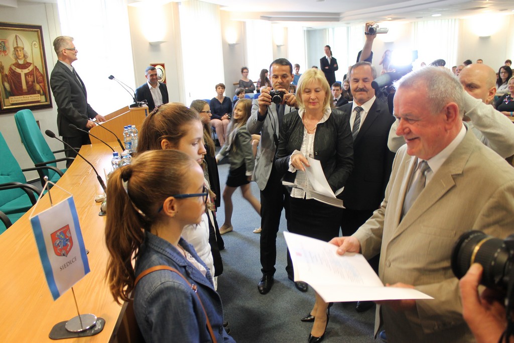 Prezydent wręczył stypendia uczniom (fotorelacja)