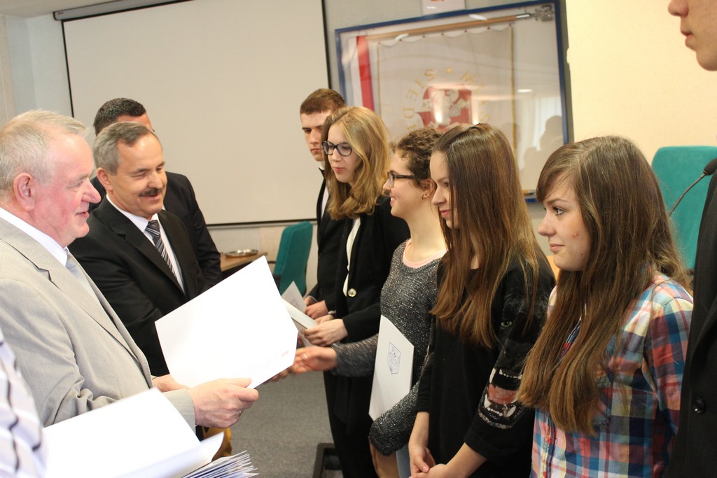 Prezydent wręczył stypendia uczniom (fotorelacja)