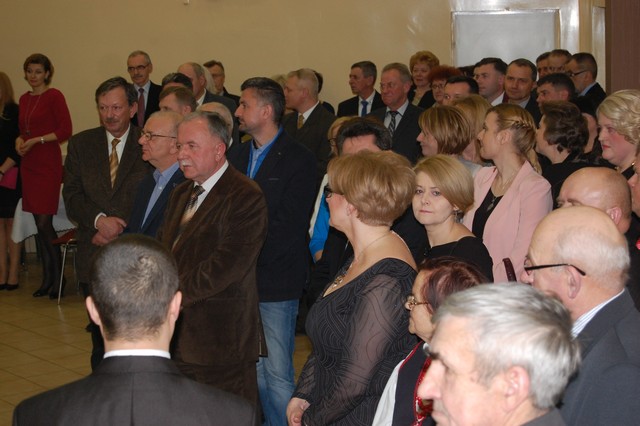 Z lampką szampana w nowym roku