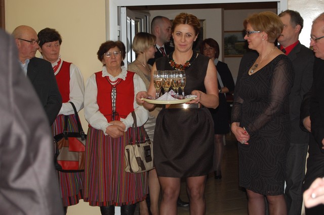 Z lampką szampana w nowym roku