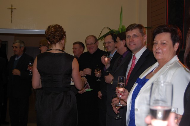 Z lampką szampana w nowym roku