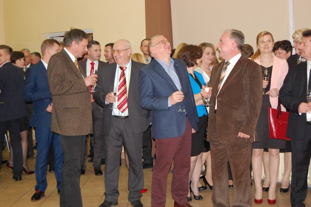 Z lampką szampana w nowym roku