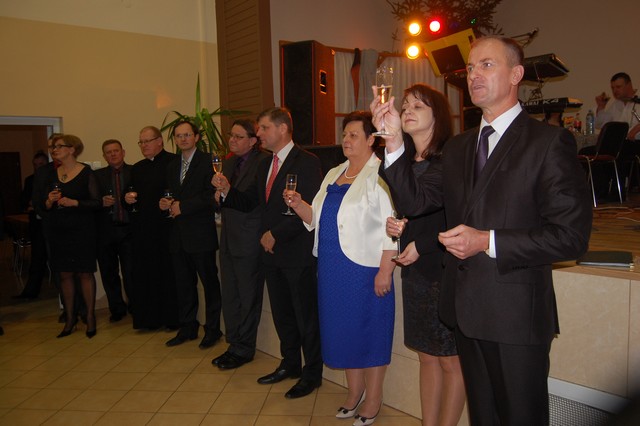 Z lampką szampana w nowym roku