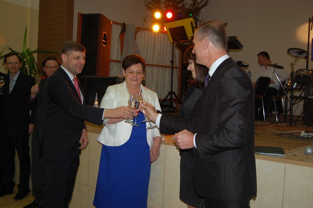 Z lampką szampana w nowym roku