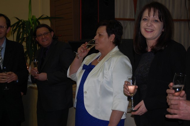 Z lampką szampana w nowym roku