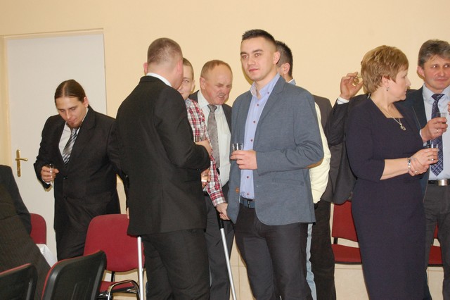 Z lampką szampana w nowym roku