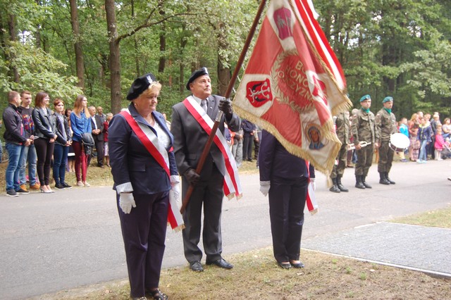 Modlili się w lesie unińskim