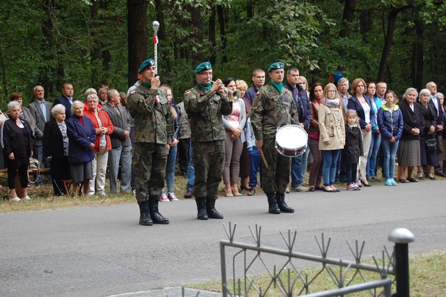 Modlili się w lesie unińskim