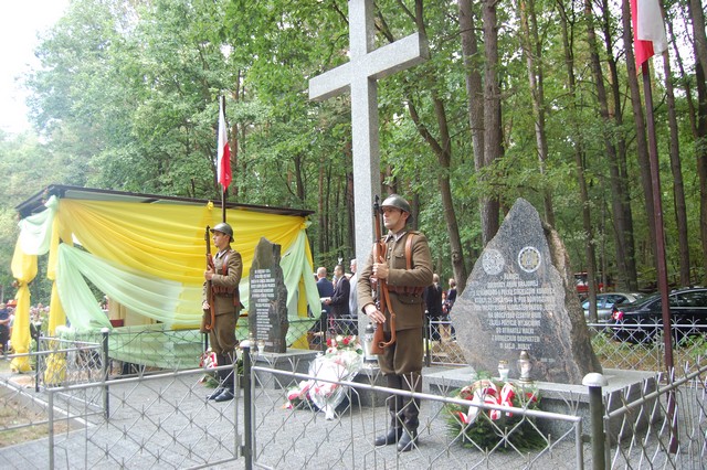 Modlili się w lesie unińskim