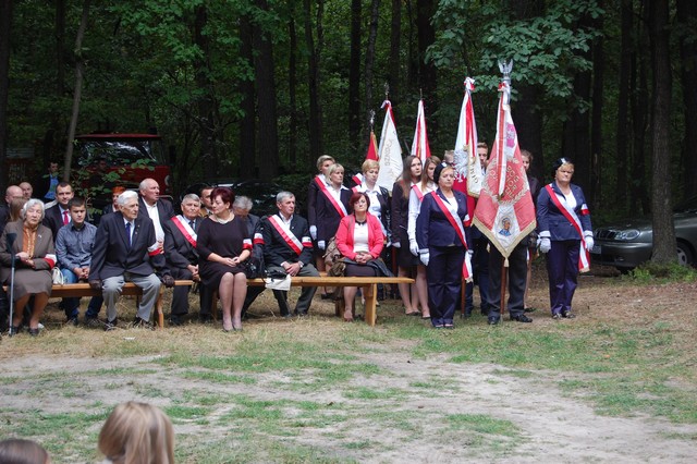 Modlili się w lesie unińskim