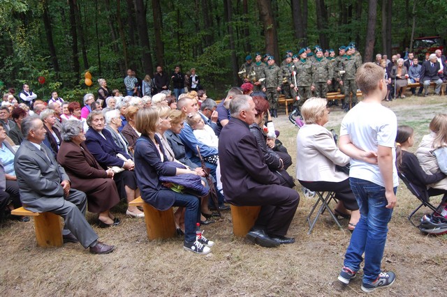 Modlili się w lesie unińskim