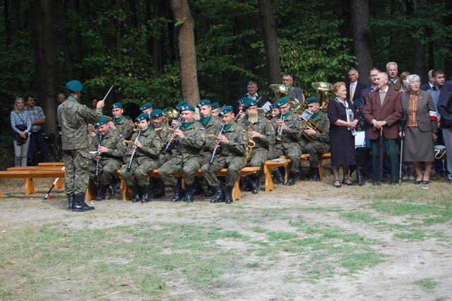 Modlili się w lesie unińskim