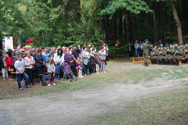 Modlili się w lesie unińskim