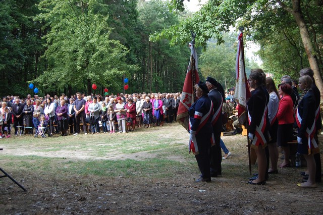 Modlili się w lesie unińskim