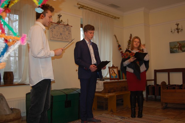 Czytali ?Chłopów? w dworku (galeria zdjęć)