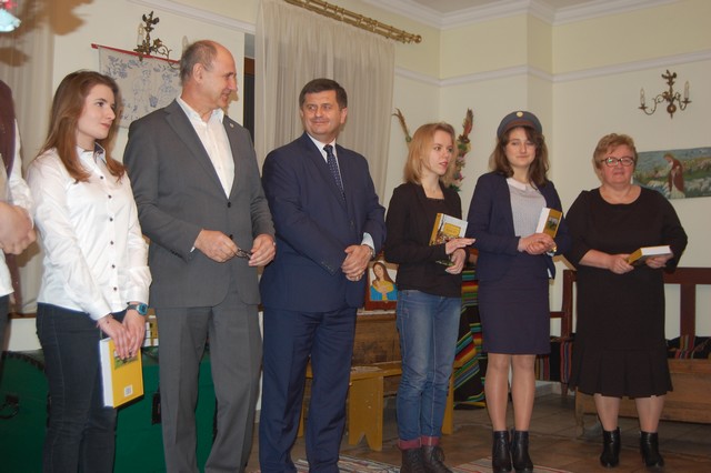 Czytali ?Chłopów? w dworku (galeria zdjęć)