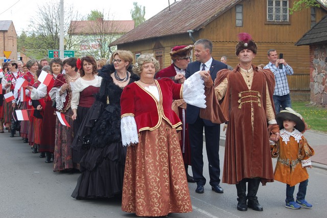 3 Maja uczcili polonezem (fotorelacja)