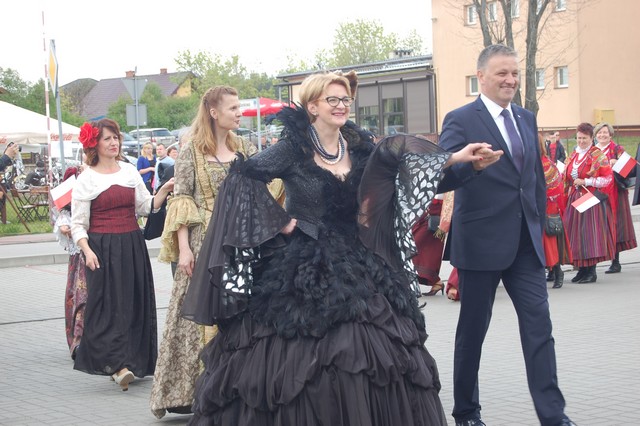3 Maja uczcili polonezem (fotorelacja)