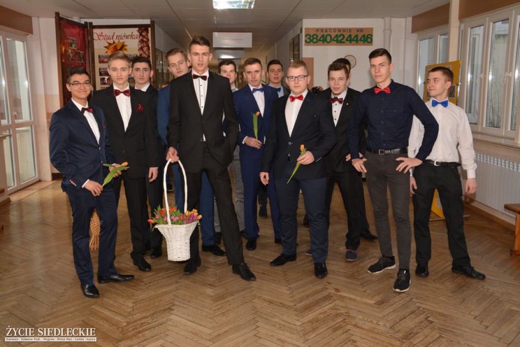 Miętne: były kwiaty i moc życzeń dla pań