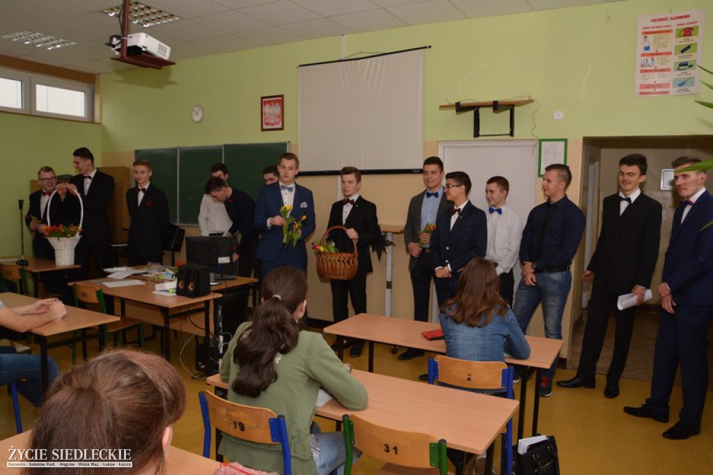 Miętne: były kwiaty i moc życzeń dla pań