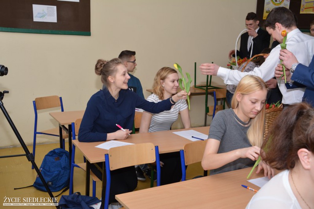 Miętne: były kwiaty i moc życzeń dla pań