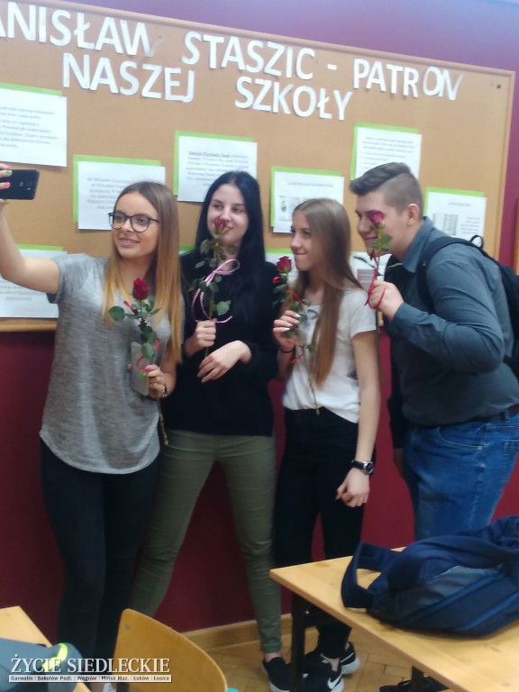 Miętne: były kwiaty i moc życzeń dla pań