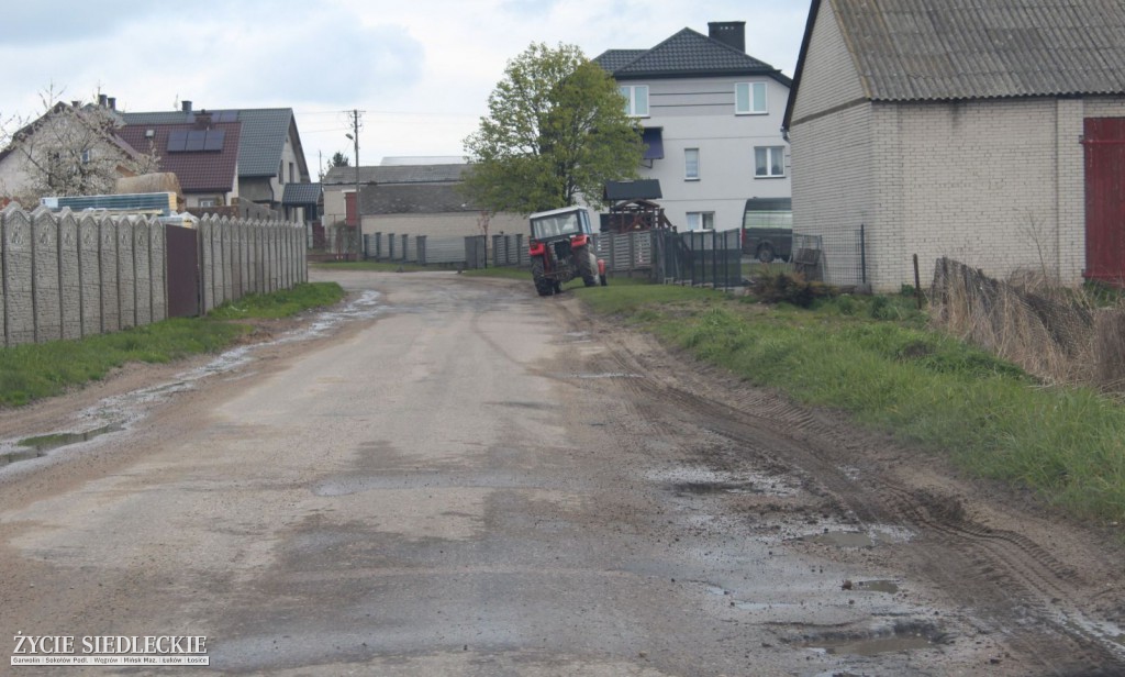 Z Sokołowa do Paprotni dziurawym asfaltem