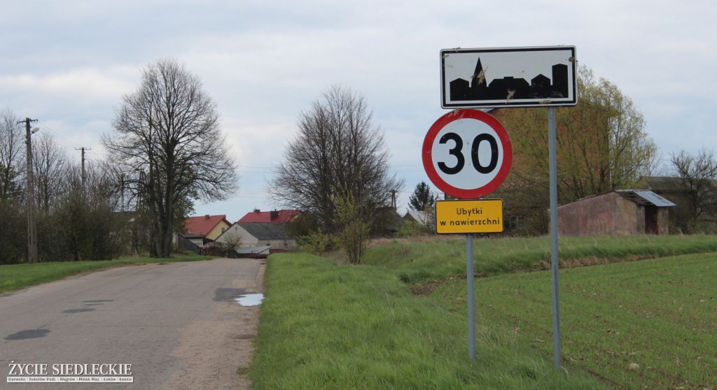 Z Sokołowa do Paprotni dziurawym asfaltem