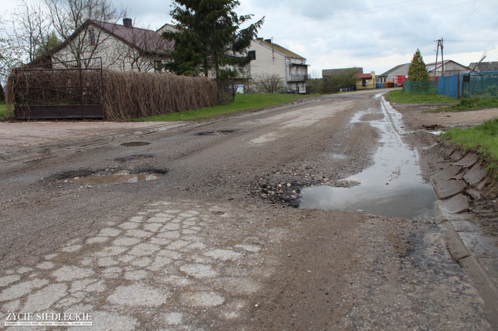 Z Sokołowa do Paprotni dziurawym asfaltem