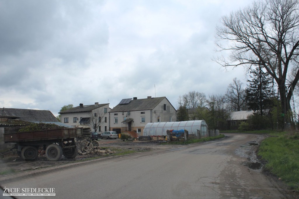 Z Sokołowa do Paprotni dziurawym asfaltem
