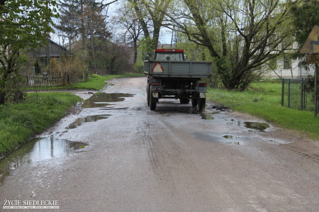 Z Sokołowa do Paprotni dziurawym asfaltem