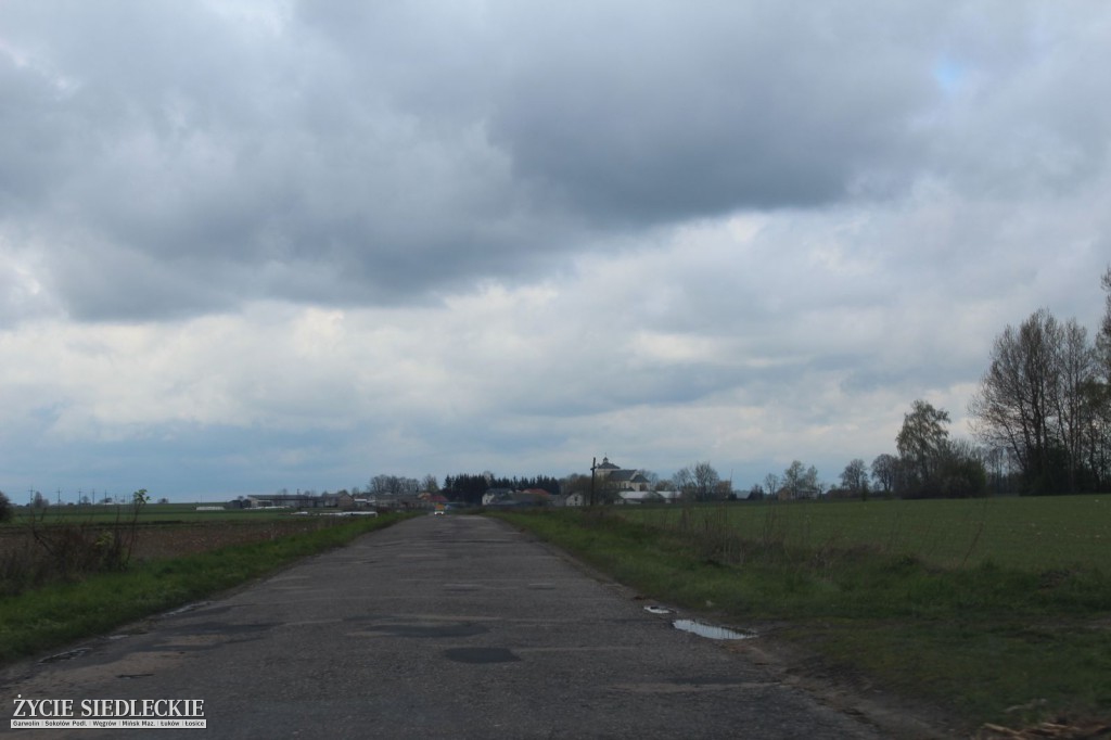 Z Sokołowa do Paprotni dziurawym asfaltem