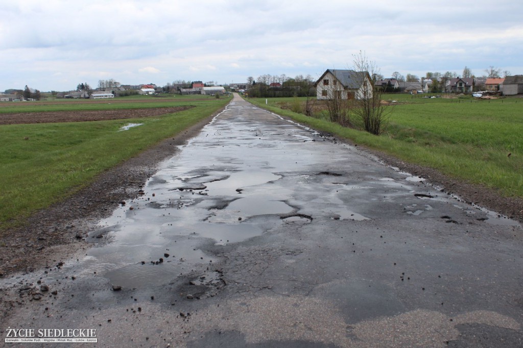Z Sokołowa do Paprotni dziurawym asfaltem