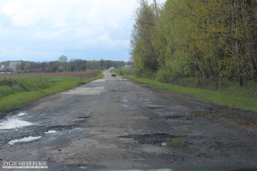 Z Sokołowa do Paprotni dziurawym asfaltem