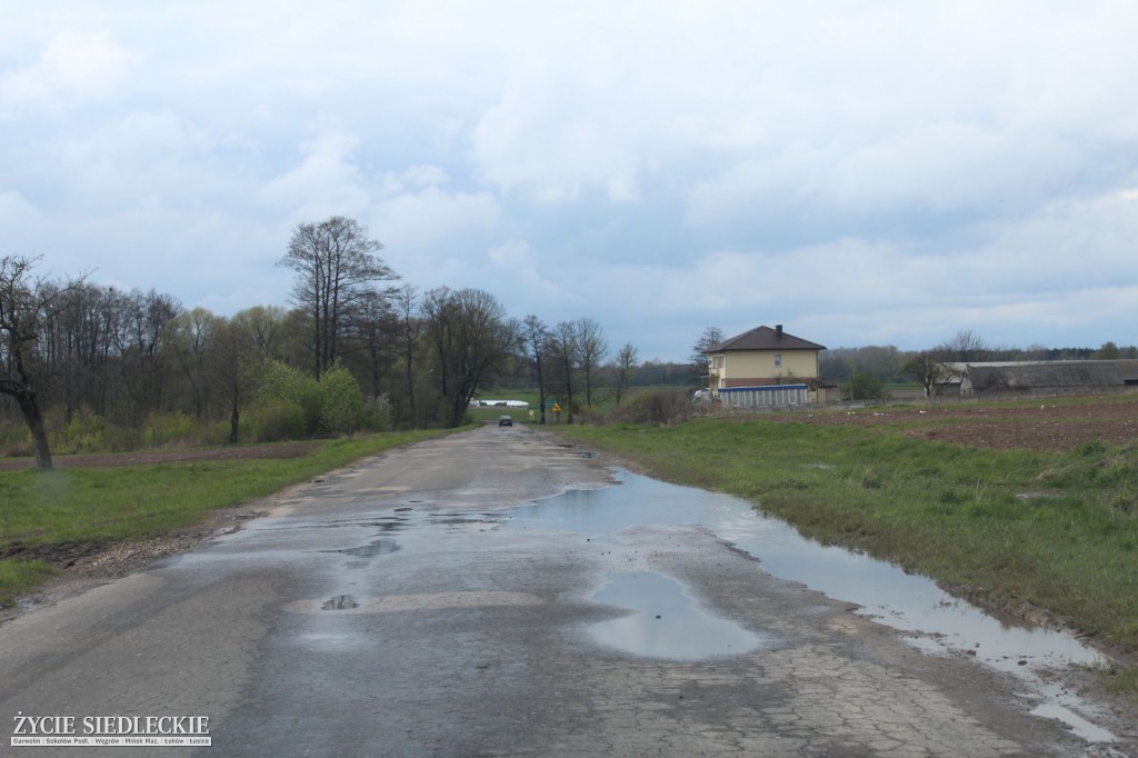 Z Sokołowa do Paprotni dziurawym asfaltem