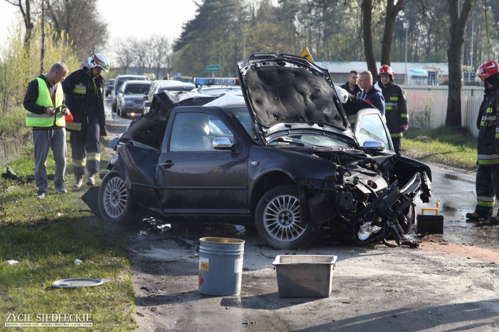 Golice: volkswagen uderzył w drzewo