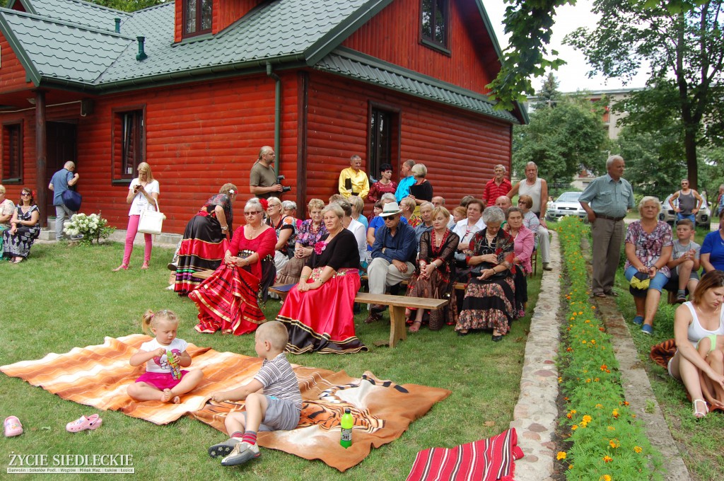 Jadą wozy kolorowe Wodyniami…