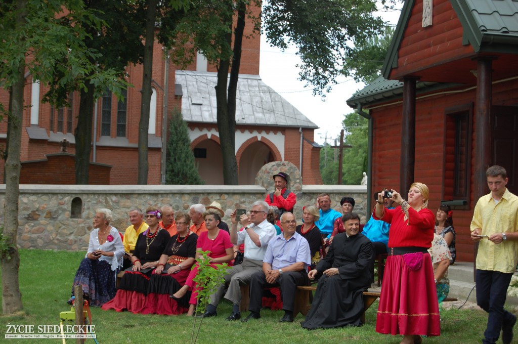 Jadą wozy kolorowe Wodyniami…
