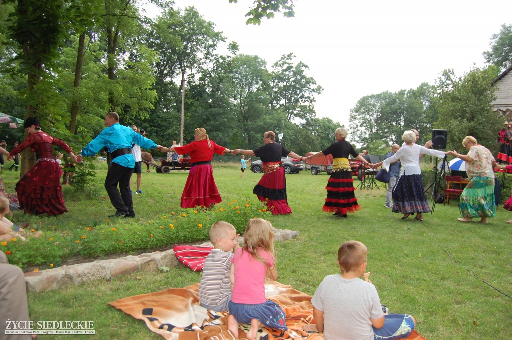 Jadą wozy kolorowe Wodyniami…