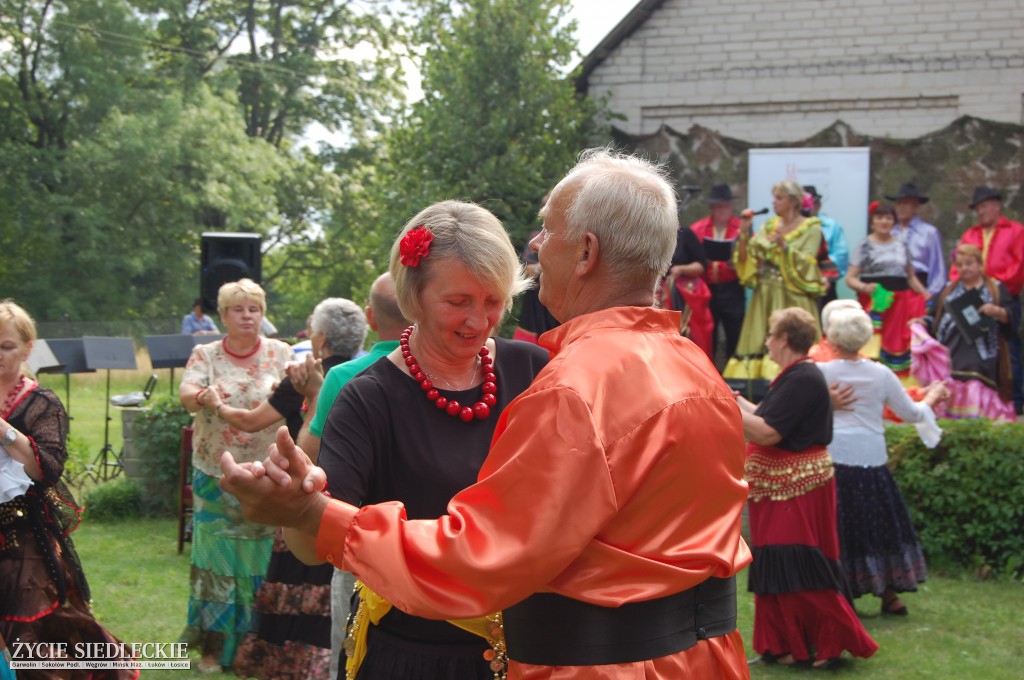 Jadą wozy kolorowe Wodyniami…