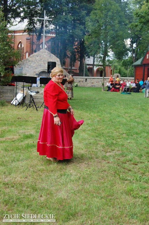 Jadą wozy kolorowe Wodyniami…