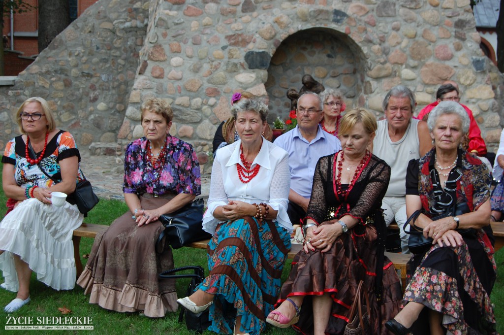 Jadą wozy kolorowe Wodyniami…