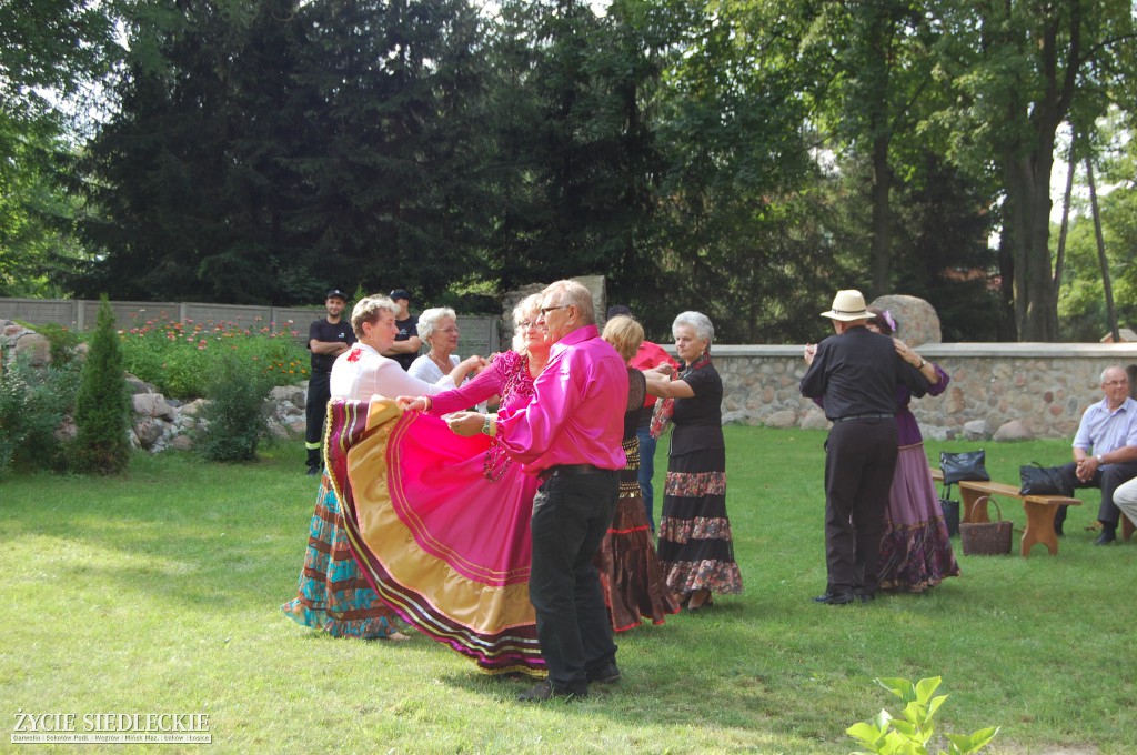 Jadą wozy kolorowe Wodyniami…