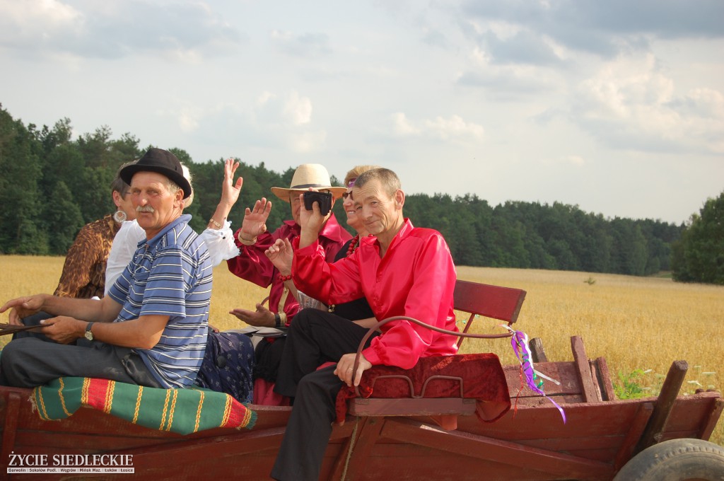 Jadą wozy kolorowe Wodyniami…