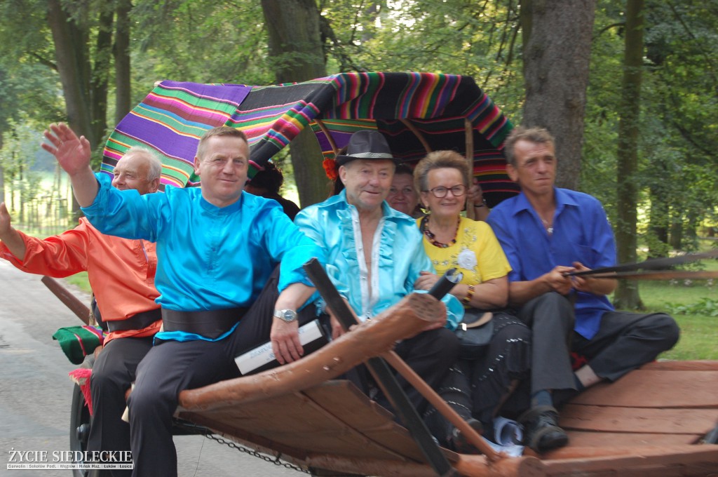 Jadą wozy kolorowe Wodyniami…