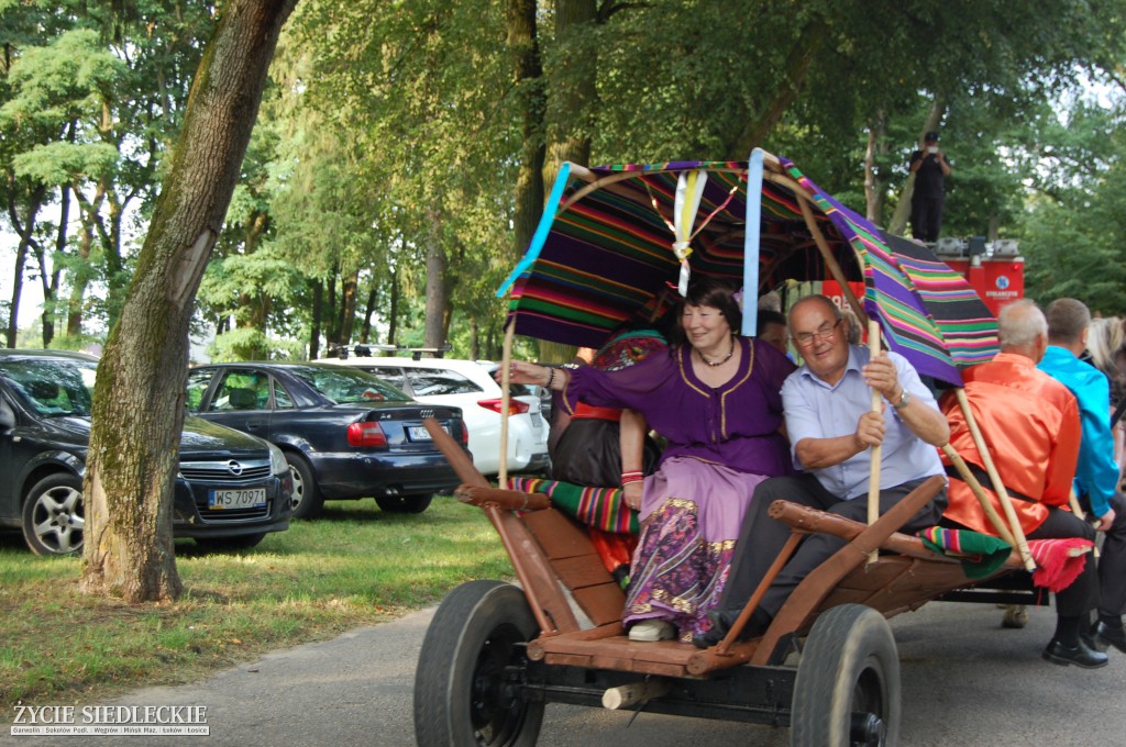 Jadą wozy kolorowe Wodyniami…