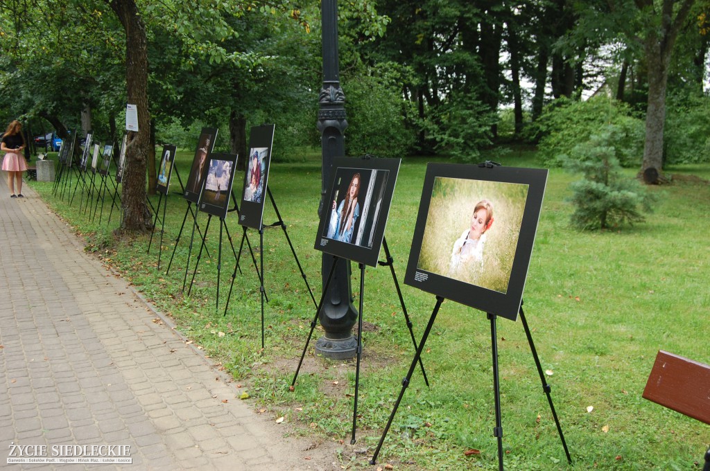 Jadą wozy kolorowe Wodyniami…
