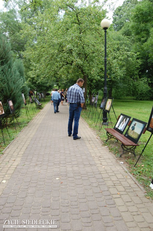 Jadą wozy kolorowe Wodyniami…